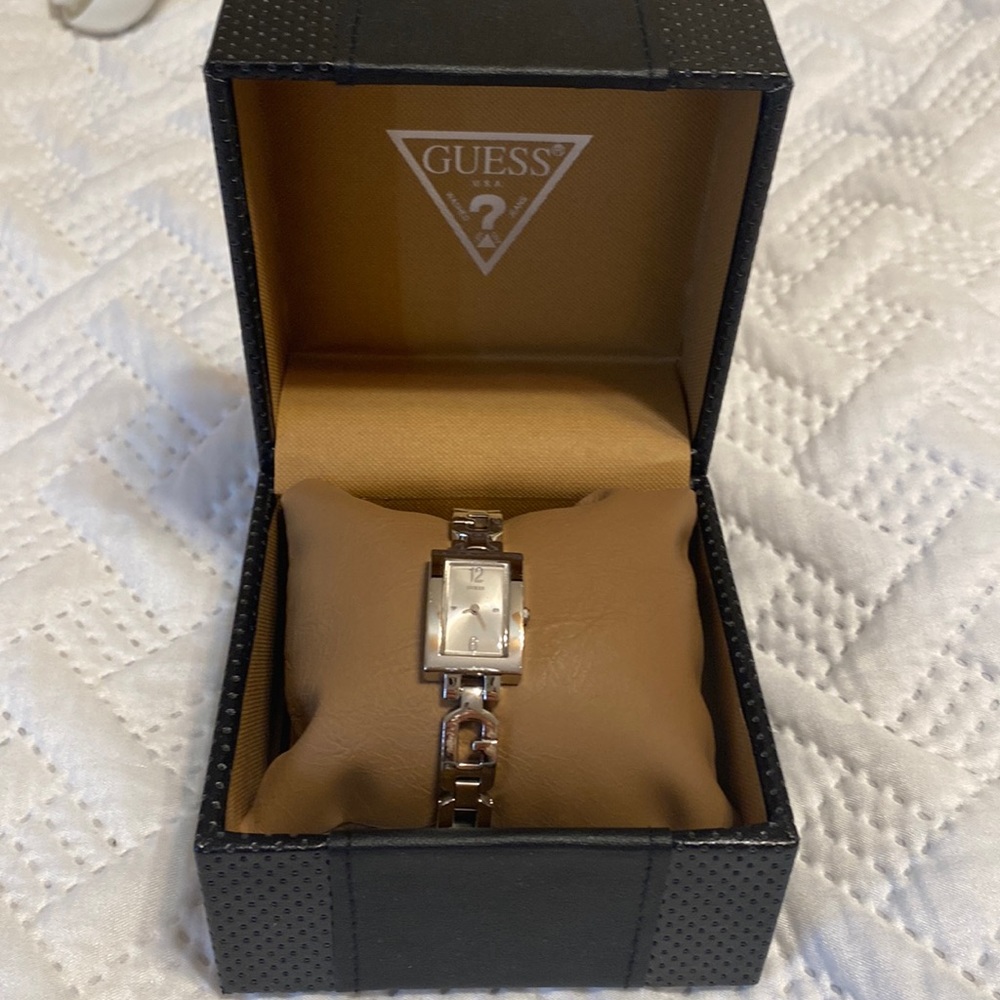 Women’s Guess wristwatch sliver